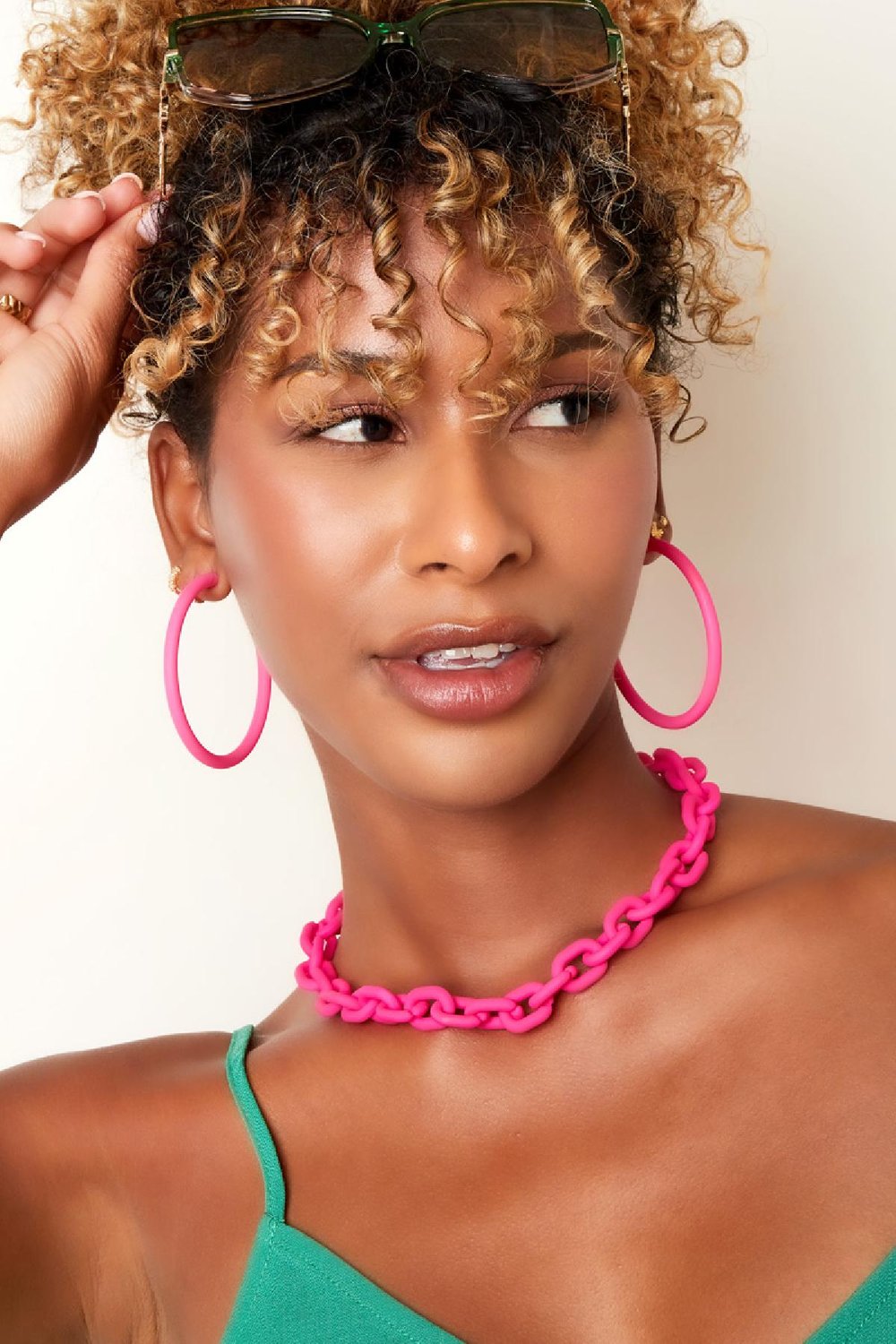 Acrylic chained necklace colorful Pale Pink h5Picture2